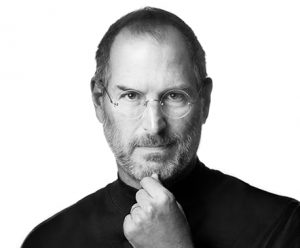 Portrait photo en noir et blanc de Steve Jobs, entrepreneur et fondateur d’Apple à l’âge de 20 ans