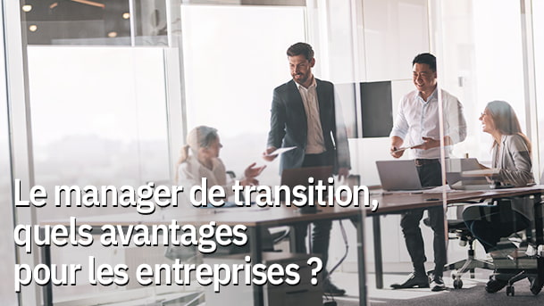 Article "Le manager de transition, quels avantages pour les entreprises ?" illustré par une photo représentant un travail en bureau avec 2 hommes et 2 femmes autour d'une table de réunion.
