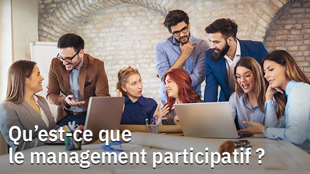Le sujet "Qu'est-ce que le management participatif ?" est illustré par une photo avec 3 hommes et 5 femmes autour d'une table et deux ordinateurs porbles.
