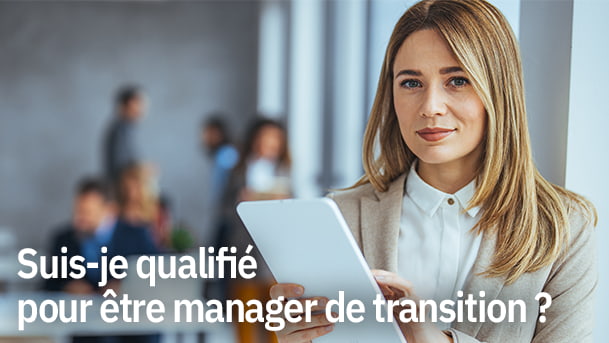 Article, en titre "Suis-he qualifié pour être manager de transition ?", illustré par une femme au premier plan, tenant une tablette à la main.