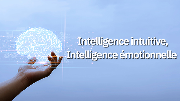 Le titre de l'article est "Intelligence intuitive, intelligence émotionnelle". En image, une main gauche paume ouverte vers le haut faisant semblant de tenir un cerveau humain en image dessinée.